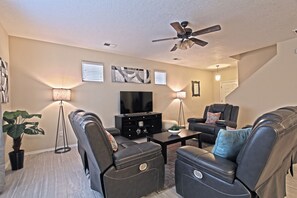 TV - Near Airport, University, Stadiums & more. Sleeps 8 by a Premier Partner Host! (Albuquerque)