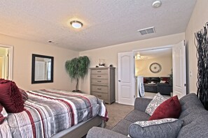 3 bedrooms, iron/ironing board, free WiFi, bed sheets - Near Airport, University, Stadiums & more. Sleeps 8 by a Premier Partner Host! (Albuquerque)