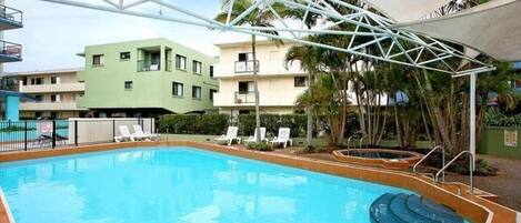 Una piscina al aire libre