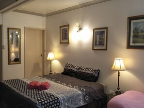Bureau, fer et planche à repasser, Wi-Fi gratuit, draps fournis
