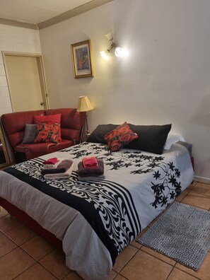 Escritorio, tabla de planchar con plancha, wifi gratis y ropa de cama