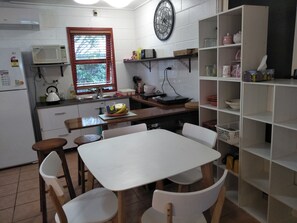 Réfrigérateur, micro-ondes, plaque de cuisson, cafetière/bouilloire