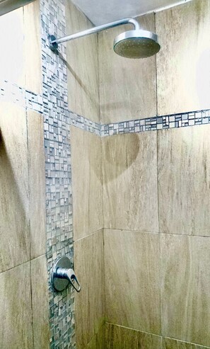 Dusche, Haartrockner, HandtĂŒcher, Seife