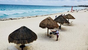 På stranden, solsenger og strandhåndklær