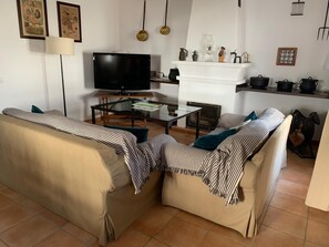 Televisión y chimenea 