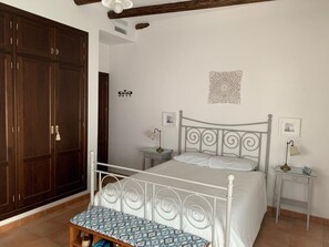 3 habitaciones, tabla de planchar con plancha, wifi y ropa de cama 