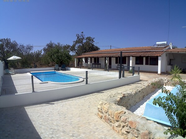 Una piscina al aire libre