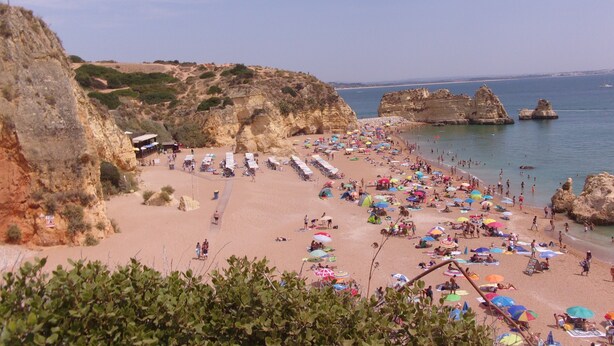 A beach with rocky cliffs, a sandy shore, and a clear view of the sea. - Country house with exclusive pool (Paderne)