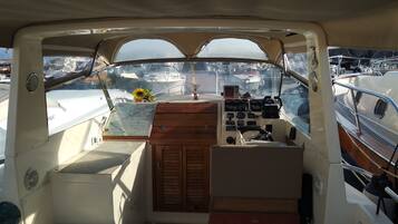 Kühlschrank, Mikrowelle, Wasserkocher mit Kaffee-/Teezubehör