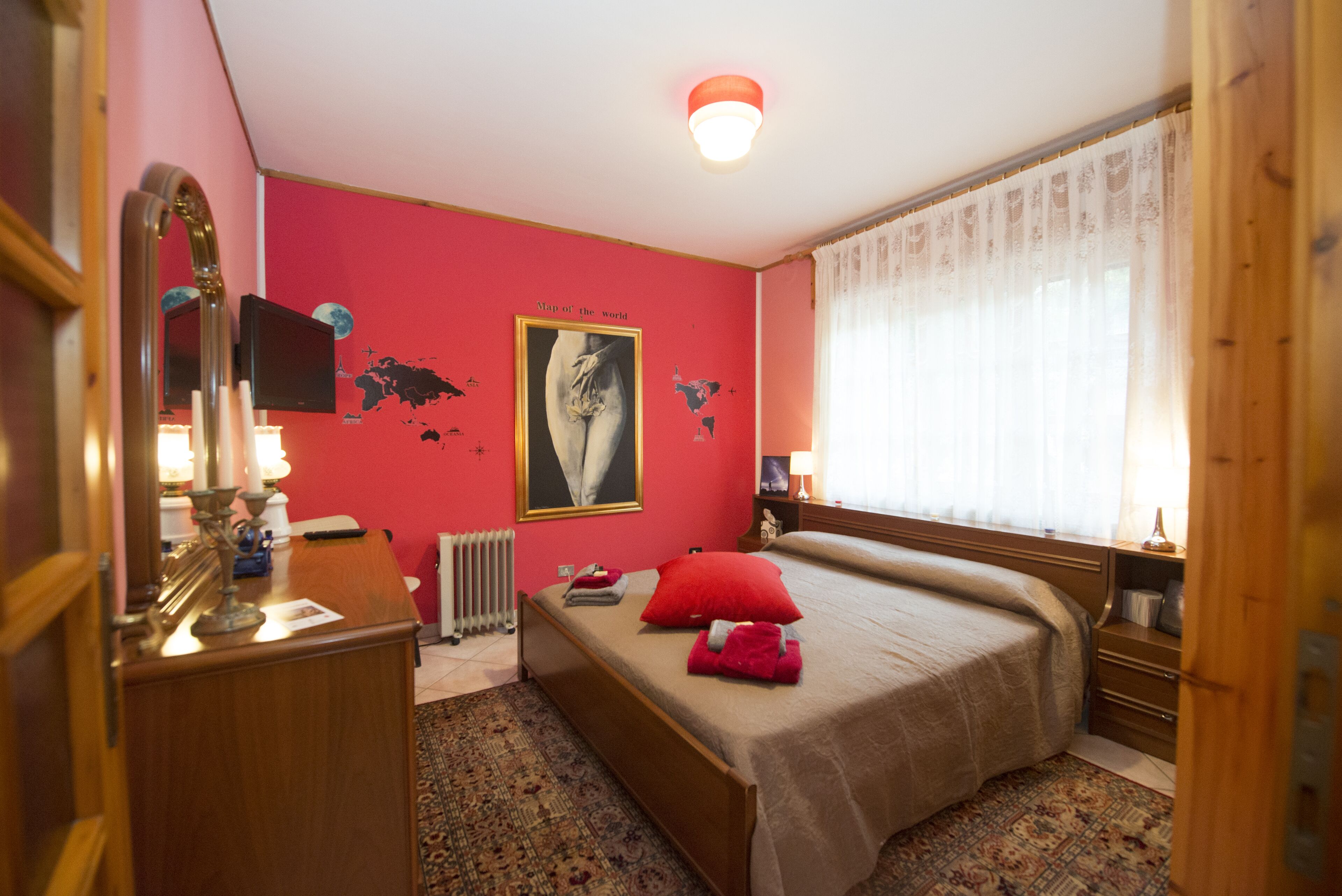 2 slaapkamers, een strijkplank/strijkijzer, gratis wifi, beddengoed