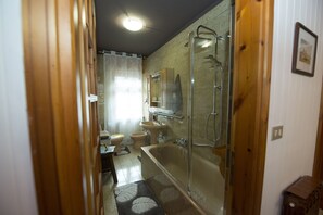 Sèche-cheveux, bidet, serviettes fournies, savon