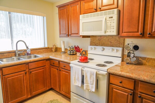 Køleskab, mikrobølgeovn, ovn, kogeplade