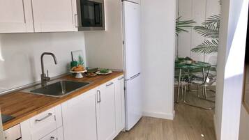 Een koelkast, een microgolfoven, een oven, een kookplaat