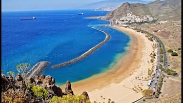 Sulla spiaggia, lettini da mare, teli da spiaggia