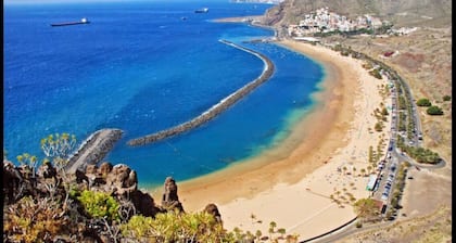 Exclusiva Casa Costera con Magnífica Terraza y wifi a 1 minuto de la playa.