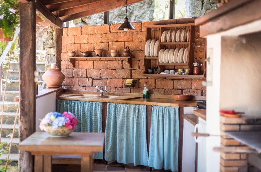 Coffee/tea maker, fridge, oven, stovetop