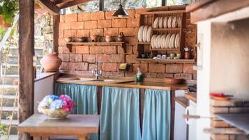 Coffee/tea maker, fridge, oven, stovetop