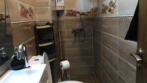 A bathroom with a toilet, sink, and shower. - nice apartment in marrakech (Marrakech)