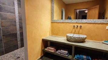 Ensemble douche/baignoire, serviettes fournies, shampoing