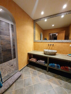 Combined shower/bathtub, towels, shampoo, toilet paper