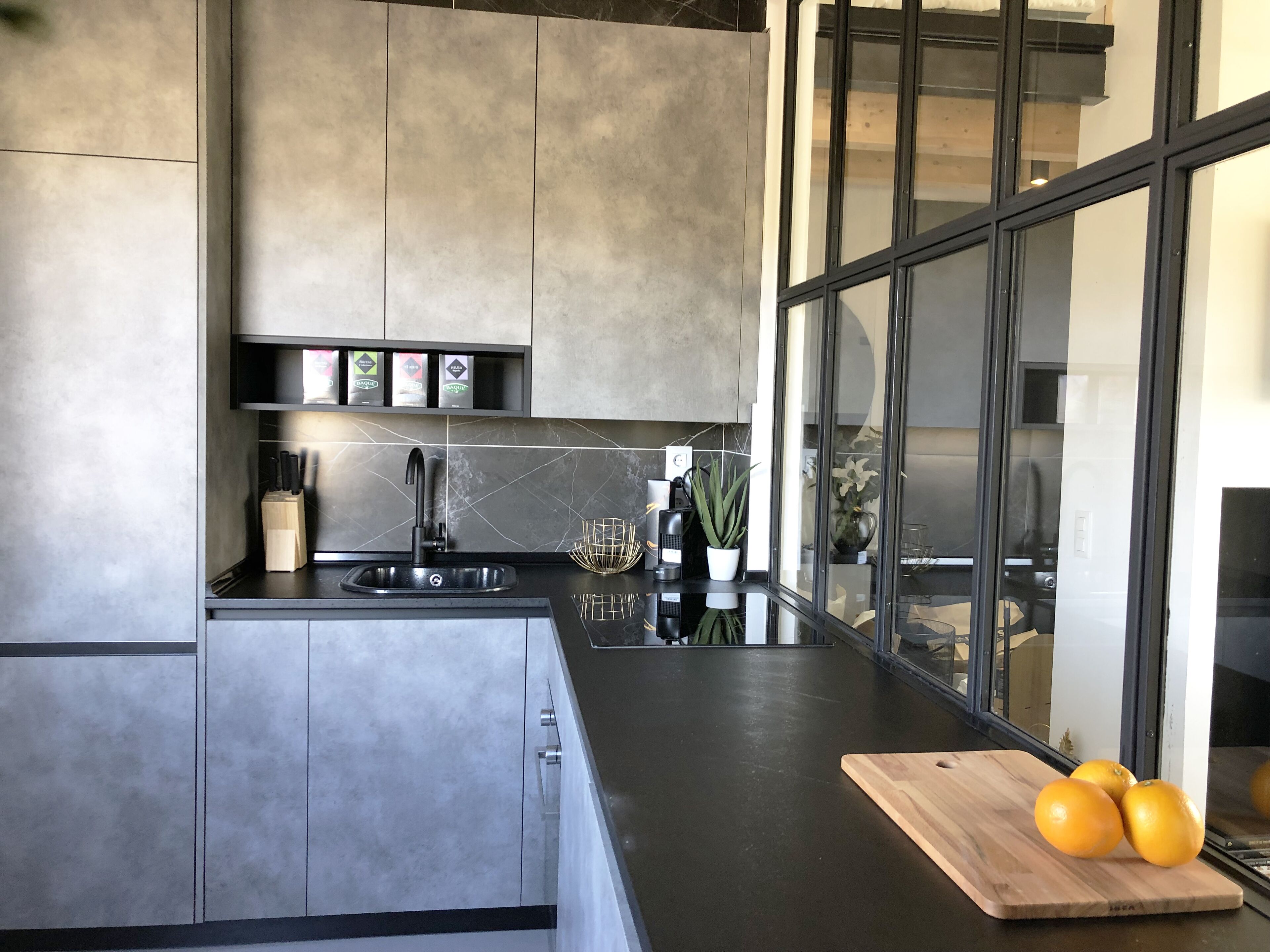 Frigorífico, microondas, placa de cocina y lavavajillas