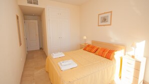 2 chambres, fer et planche à repasser, draps fournis