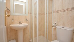 Bathtub, towels