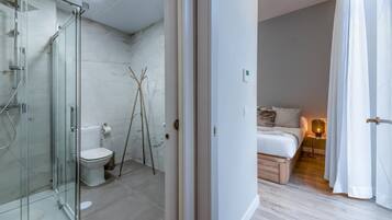 Doccia, asciugacapelli, asciugamani, carta igienica