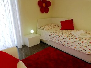 5 bedrooms, iron/ironing board, WiFi, bed sheets