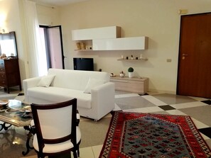 TV, caminetto, lettore DVD