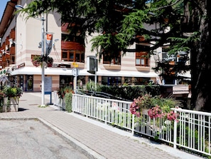 A hotel with a white facade, balconies, and flower boxes. - Cozy studio 2 ppl, city center, WIFI, balcony, pets allowed (Brides-les-Bains)
