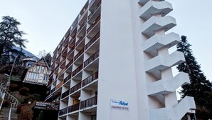 A multi-story hotel with a sign indicating "Residence Royal" and "PARKINGS PRIVES". - Studio for 5, Central, South Balcony, Elevator - Brides-les-Bains (Brides-les-Bains)