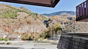 Un hotel con vistas a un paisaje montañoso.