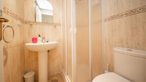 Bathtub, towels