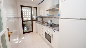 Een koelkast, een microgolfoven, een oven, een vaatwasser