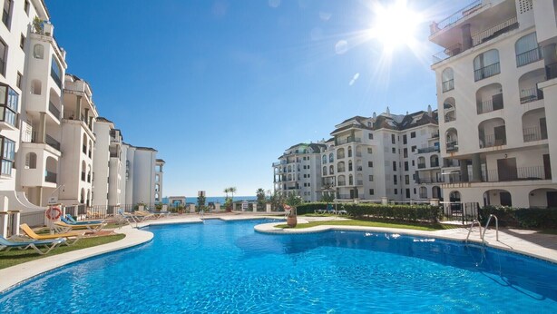 A large swimming pool with lounge chairs and a clear view of the sea. - Marina de la Duquesa 241 (Manilva)