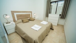 2 chambres, fer et planche à repasser, Wi-Fi gratuit, draps fournis
