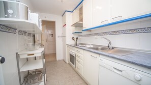 Réfrigérateur, micro-ondes, four, lave-vaisselle