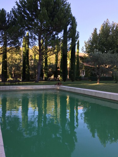 Prestigious estate in Ménerbes. large heated swimming pool. large landscaped grounds.