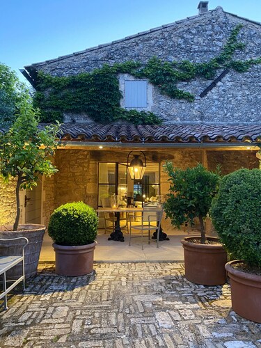 Prestigious estate in Ménerbes. large heated swimming pool. large landscaped grounds.