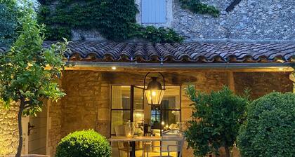 Prestigious estate in Ménerbes. large heated swimming pool. large landscaped grounds.