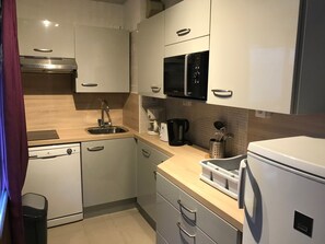 Kühlschrank, Mikrowelle, Herdplatte, Geschirrspüler