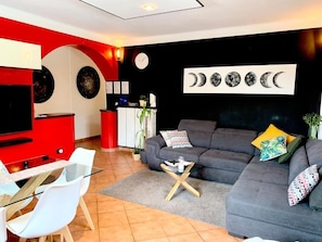Smart TV, fireplace