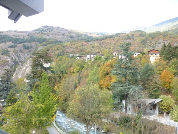 A mountainous area with houses nestled among trees.