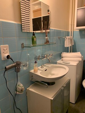 Secador de cabelo, toalhas de banho, sabonete, shampoo