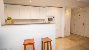 Kühlschrank, Mikrowelle, Ofen, Geschirrspüler