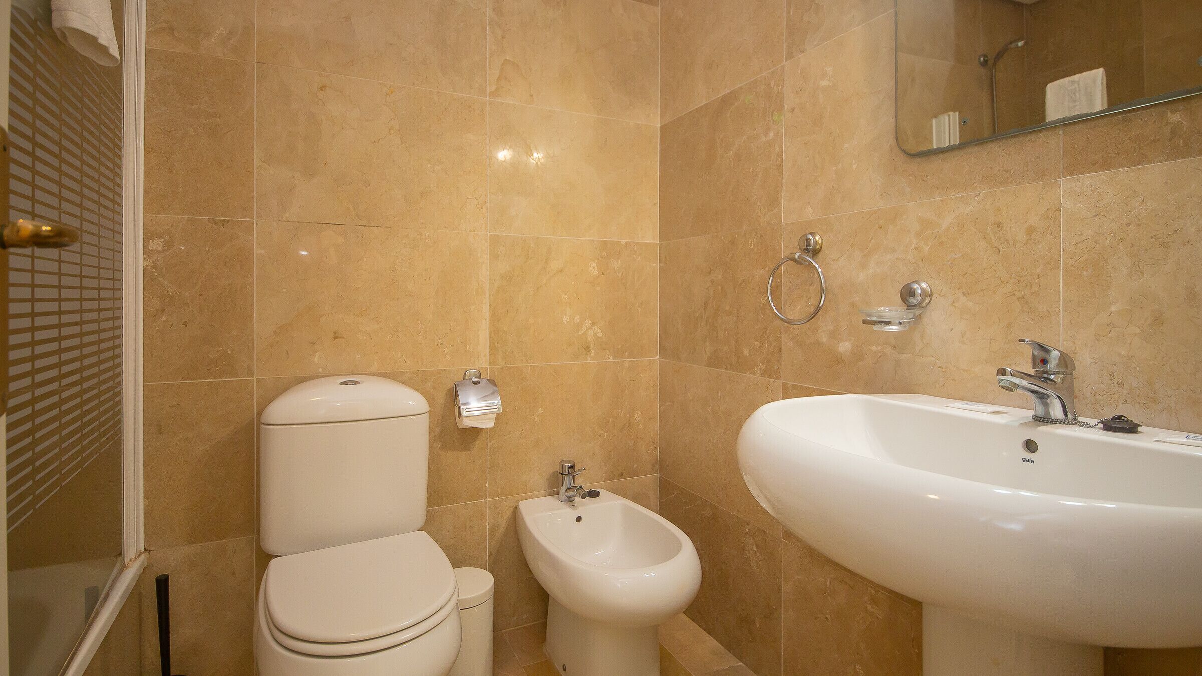 Un bagno con WC, bidet e lavandino.