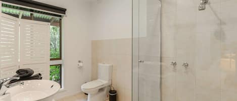 Badekar, hårføner og håndklær