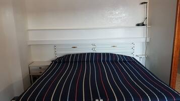 1 slaapkamer, een strijkplank/strijkijzer, gratis wifi, beddengoed