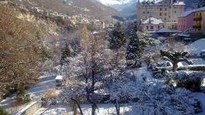 A snow-covered village with traditional buildings, a mountain backdrop, and a clear sky. - Comfortable studio 28m², 4 people, pets allowed, parking, wifi (Brides-les-Bains)